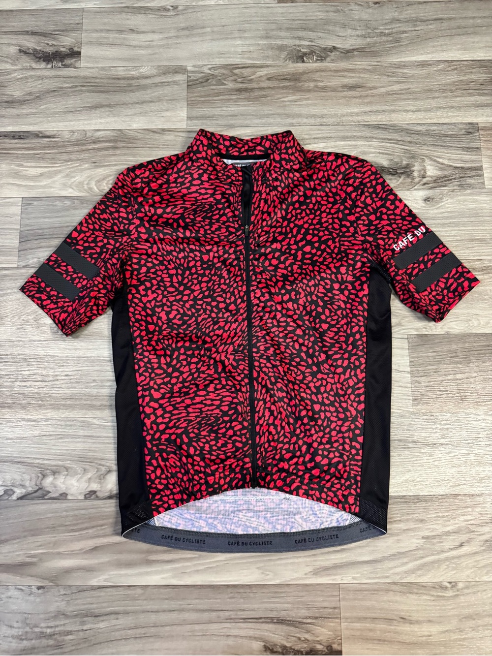 Cafe du Cycliste Men's Janis Red Panther Cycling Short Sleeve Size Large